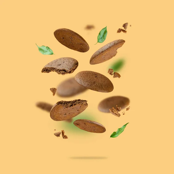 Composição Criativa Com Bolachas Flutuantes Chocolate Chip Sem Glúten Vegan — Fotografia de Stock