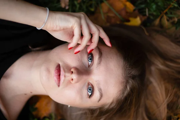 Folha de outono menina, tempo de outono. Retrato. — Fotografia de Stock