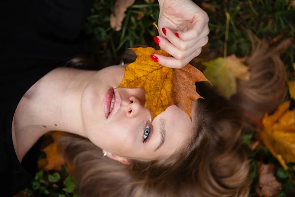 Mädchen Herbstblatt, Herbstzeit. — Stockfoto
