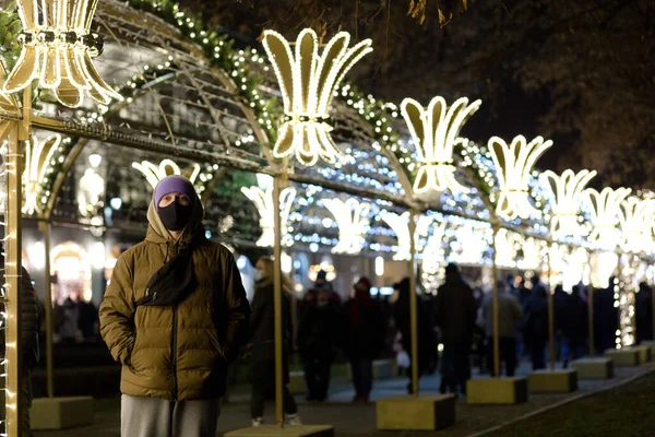 Junger Mann trägt Winterkleidung auf dem Kopf, Kapuze und Mundschutz. — Stockfoto