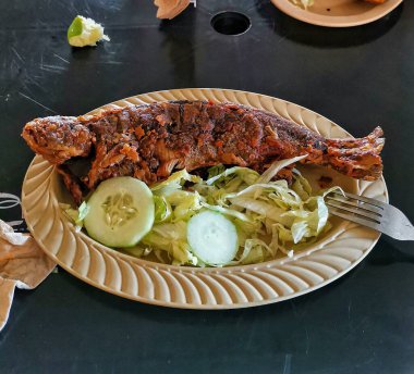 Platillo tipico de las playas mexicanas, conocido como mojarra frita 