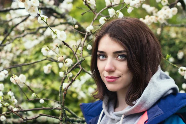 Mooi meisje in het park — Stockfoto