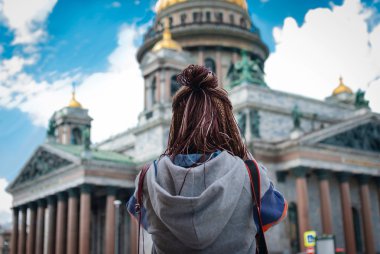 kadın bir resim St. Isaac's Cathedral alır