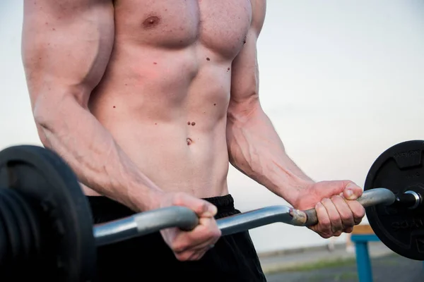Homem Muscular Treinamento Livre — Fotografia de Stock