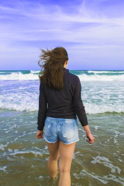 Bir kız okyanusa doğru gidiyor