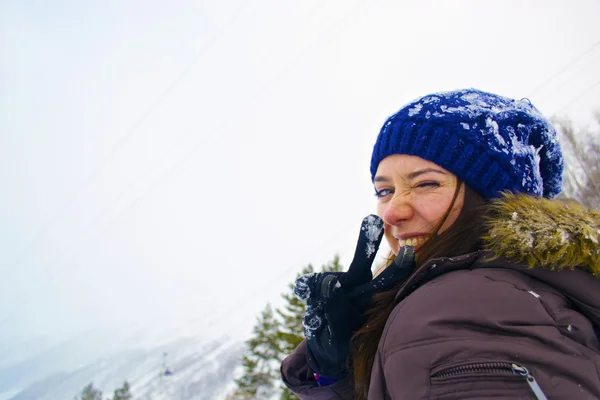 Retrato de una chica en una montaña — Foto de Stock