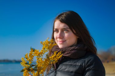 Mimoza sapı ile kız