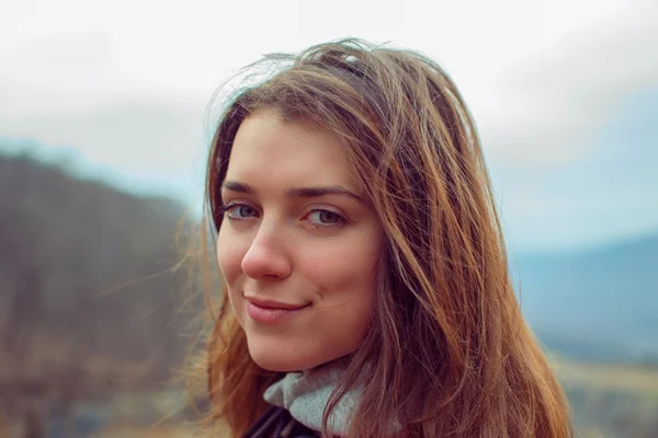 Portret van een meisje in de bergen — Stockfoto