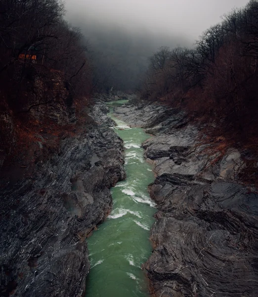 Rivière "Belaya" entre les rochers — Photo