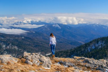 Kız uçurumun bakıyor