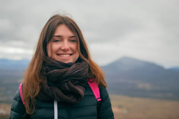 Portret van een meisje in de bergen — Stockfoto