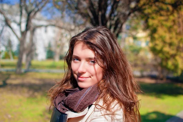विश्वविद्यालय पार्क में एक सुंदर लड़की का चित्र — स्टॉक फ़ोटो, इमेज