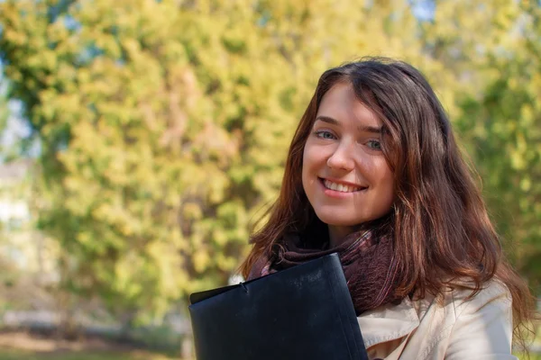 Porträt eines schönen Mädchens im Universitätspark — Stockfoto