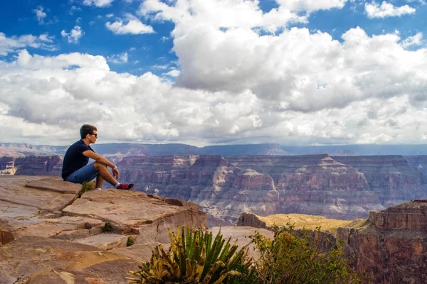 Hombre admirando el paisaje del Gran Cañón — Foto de Stock