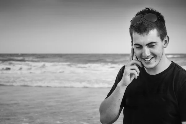 Μιλώντας άνθρωπος στην παραλία — Φωτογραφία Αρχείου