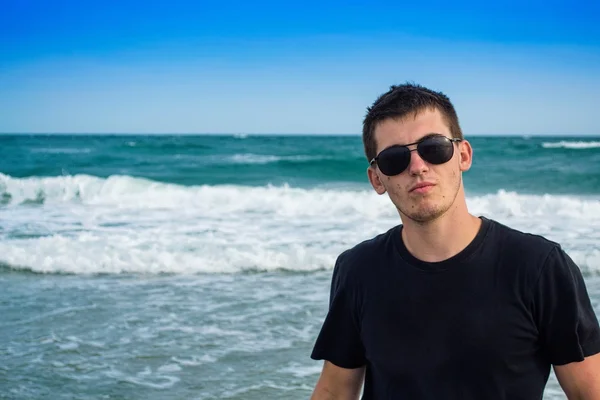 Retrato do homem na praia — Fotografia de Stock