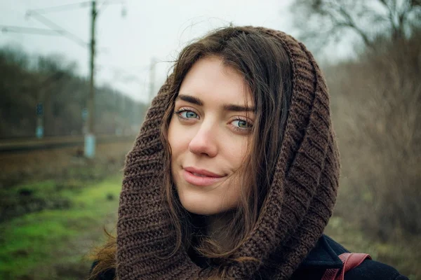 Portret van een meisje in sjaal — Stockfoto