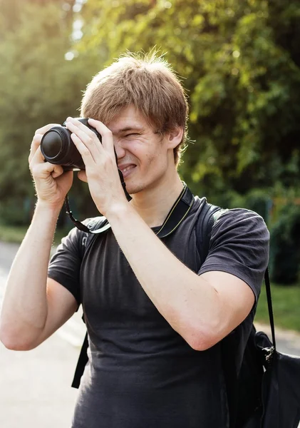 Retrato de un fotógrafo entrecerrado —  Fotos de Stock