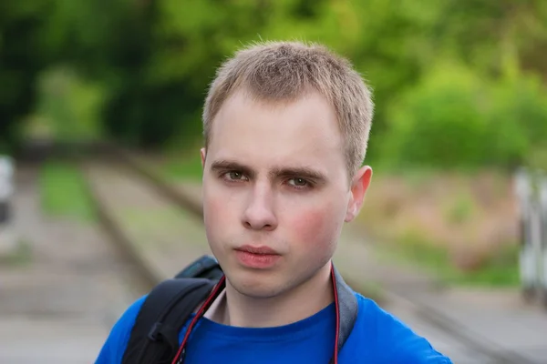 Retrato de un hombre cerca del ferrocarril —  Fotos de Stock