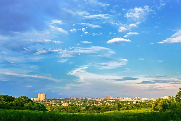 Landscape of a blue sky over the city — Stock fotografie