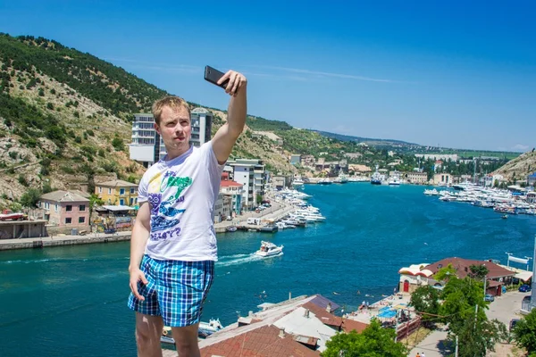 Selfie eines Mannes vor der Bucht — Stockfoto