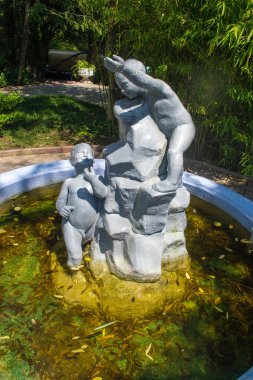 Havuzda iki erkek Sanatsal Anıt/Abide