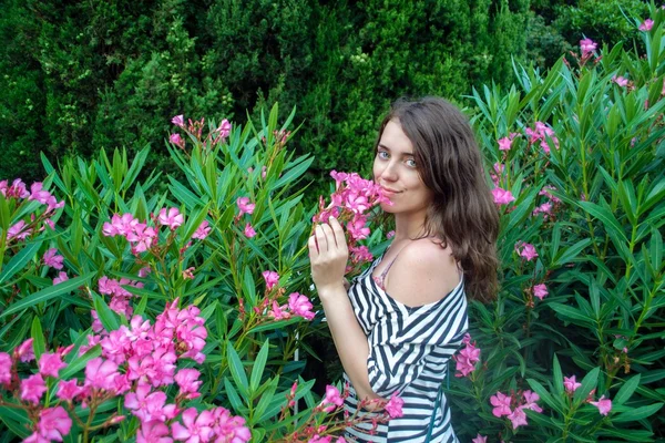Портрет девушки в саду с цветами — стоковое фото