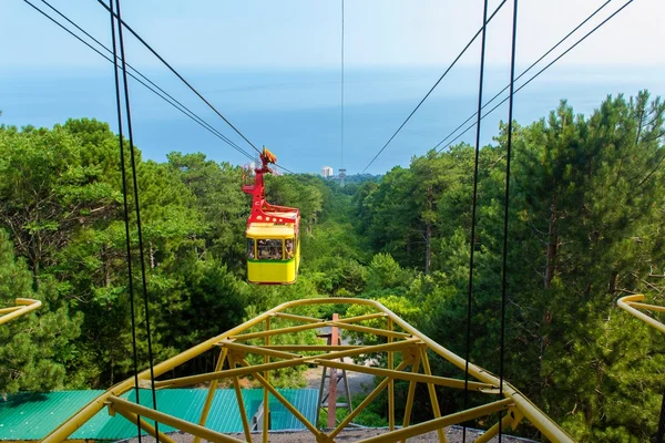 Teleférico nas montanhas — Fotografia de Stock