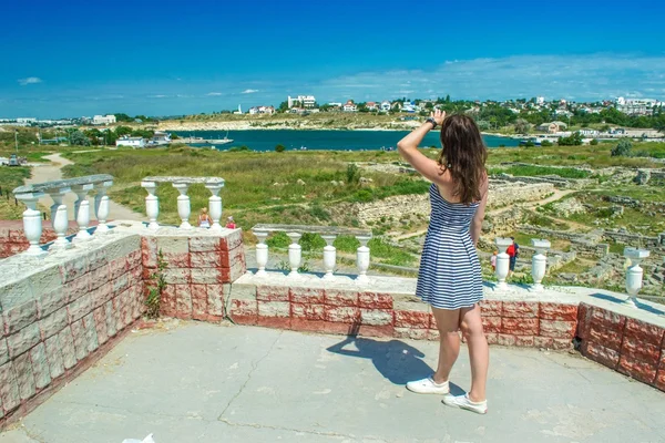 Mädchen blickt aufs Meer — Stockfoto