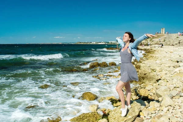 Porträt eines Mädchens in der Nähe des Schwarzen Meeres — Stockfoto