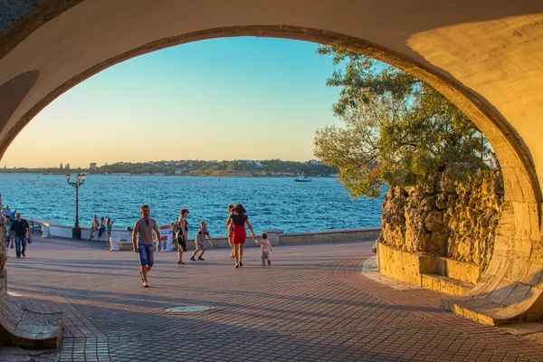 Arch to the waterfront — Stock Photo, Image