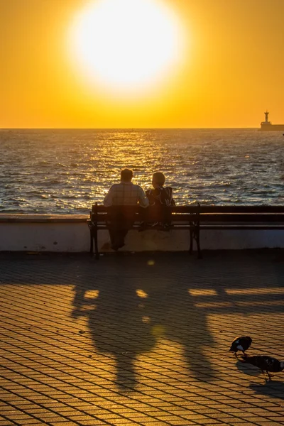 Casal apaixonado ao pôr do sol — Fotografia de Stock