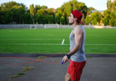 Bir adam sipping ipe atlar