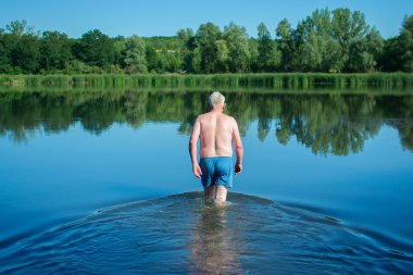 Yaşlı adam suya gider