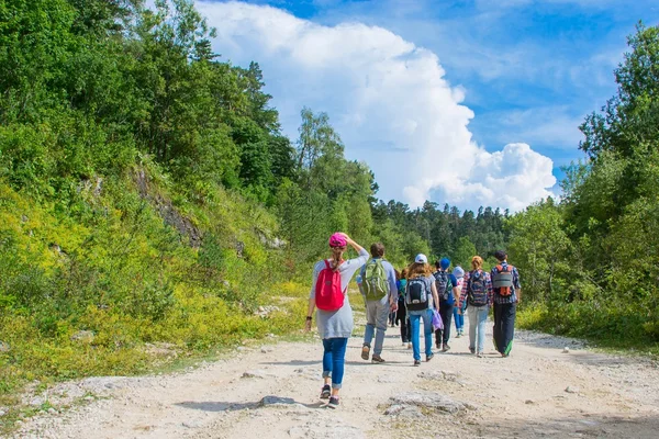 Travelers on the road — Stock Photo, Image