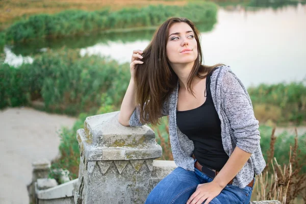 Kız uzaklık görünüyor