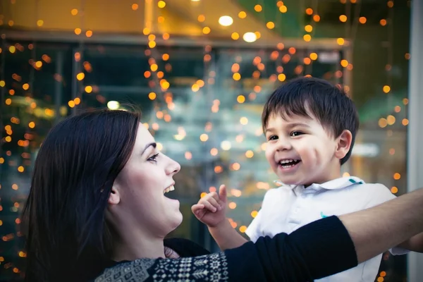 Glückliche Mutter und ihr Sohn — Stockfoto