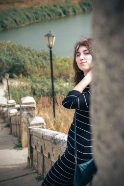 görünüyor güzel kız