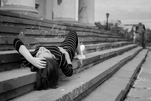 Chica se encuentra en las escaleras — Foto de Stock