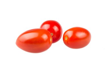 Beyaz arkaplanda kırmızı kiraz domatesleri