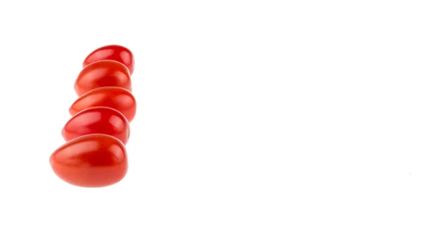 Beyaz arkaplanda kırmızı kiraz domatesleri — Stok fotoğraf