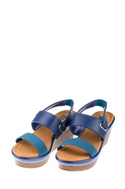 Beyaz zemin üzerine mavi yüksek topuk çifti