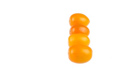 beyaz zemin üzerine sarı kiraz domates