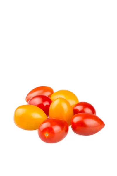 Жовті та червоні вишневі помідори на білому тлі — стокове фото