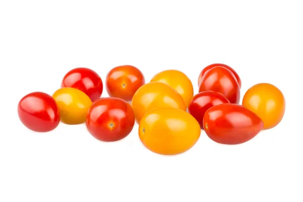 Tomates cereza amarillos y rojos sobre fondo blanco —  Fotos de Stock