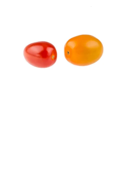Tomates cereja amarelos e vermelhos sobre fundo branco — Fotografia de Stock