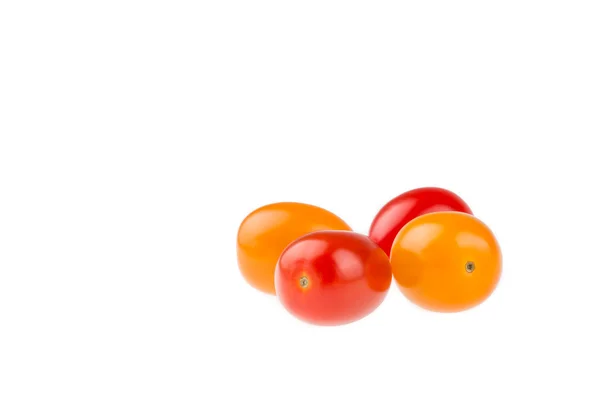 Tomates cereja amarelos e vermelhos sobre fundo branco — Fotografia de Stock