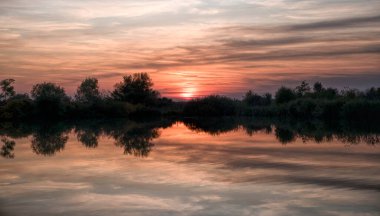 Gölde renkli bulutlarla dramatik Günbatımı Gökyüzü