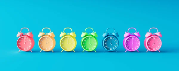 Coloridos Relojes Alarma Alineados Fila Concepto Creativo Sobre Fondo Azul — Foto de Stock