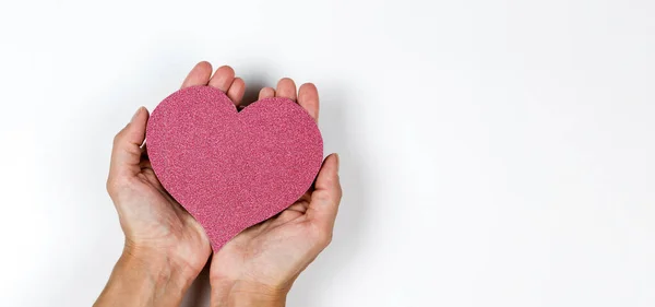 Coração Papel Vermelho Nas Mãos Mulher Sobre Fundo Branco — Fotografia de Stock